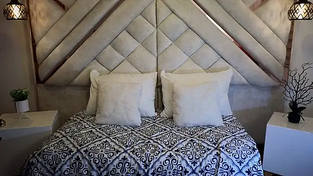 leslyflorez online show from February 2025 12:06:01 AM