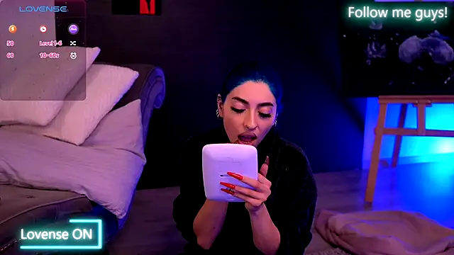 AriaVoss online show from September 2025 08:24:01 PM