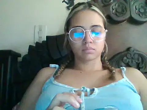 Snapshot of trianabell chatting on December 2024 02:50:02 PM trianabell online show from December 2024 02:50:02 PM