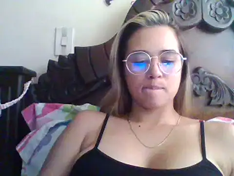 Snapshot of trianabell chatting on December 2024 05:04:01 PM trianabell online show from December 2024 05:04:01 PM