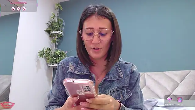 Snapshot of SharisWillian chatting on January 2025 01:40:01 PM SharisWillian online show from January 2025 01:40:01 PM