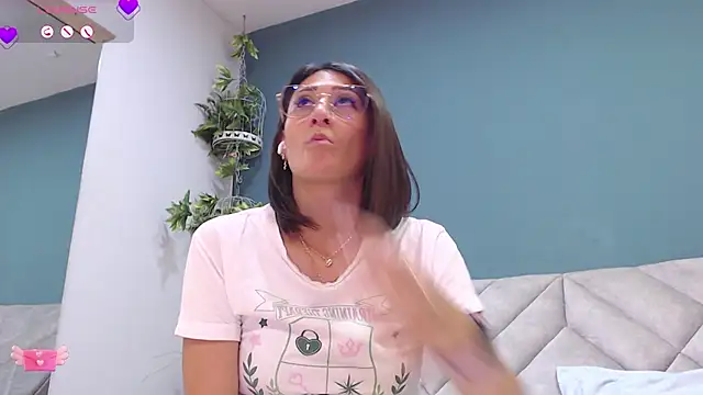 Snapshot of SharisWillian chatting on February 2025 06:18:02 AM SharisWillian online show from February 2025 06:18:02 AM