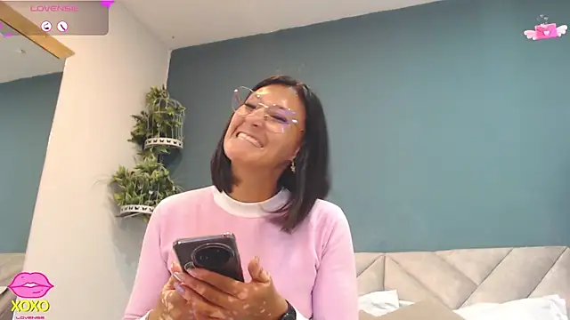 Snapshot of SharisWillian chatting on April 2026 03:42:02 AM SharisWillian online show from April 2026 03:42:02 AM