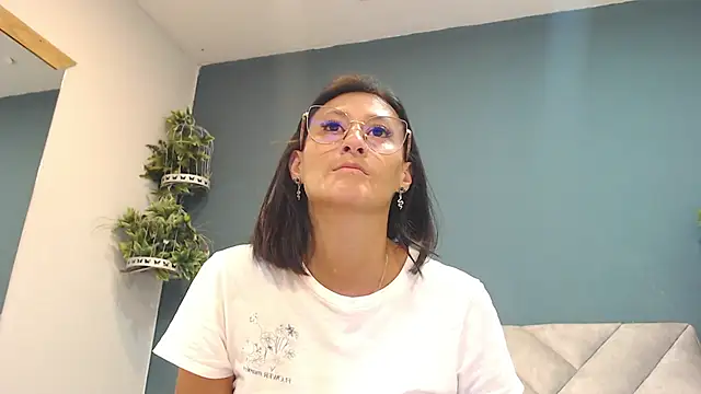 Snapshot of SharisWillian chatting on April 2026 03:31:02 AM SharisWillian online show from April 2026 03:31:02 AM