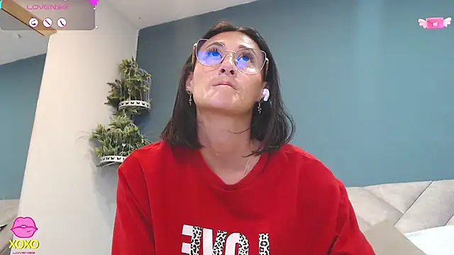 Snapshot of SharisWillian chatting on April 2026 03:20:01 AM SharisWillian online show from April 2026 03:20:01 AM