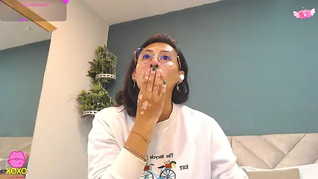 Snapshot of SharisWillian chatting on April 2026 03:54:02 AM SharisWillian online show from April 2026 03:54:02 AM