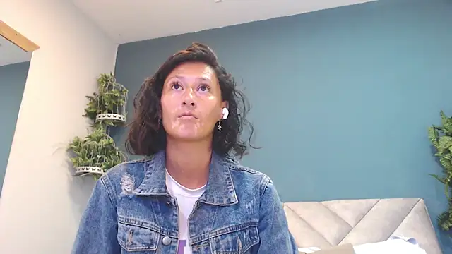 Snapshot of SharisWillian chatting on April 2026 03:46:01 AM SharisWillian online show from April 2026 03:46:01 AM