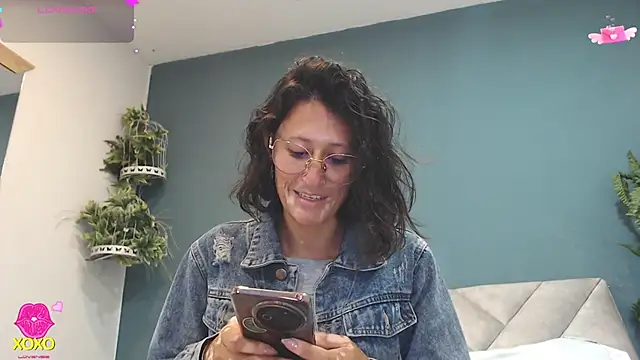 Snapshot of SharisWillian chatting on May 2026 03:57:02 AM SharisWillian online show from May 2026 03:57:02 AM