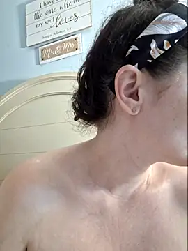 Snapshot of MilfyMrsRobinson chatting on February 2025 11:19:02 PM MilfyMrsRobinson online show from February 2025 11:19:02 PM