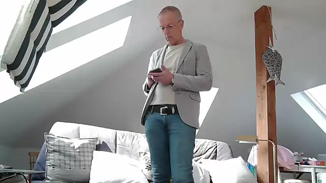 Snapshot of maxmueller321 chatting on March 2026 09:02:02 AM maxmueller321 online show from March 2026 09:02:02 AM