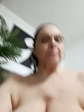 hugebobbs online show from April 2026 09:41:02 AM