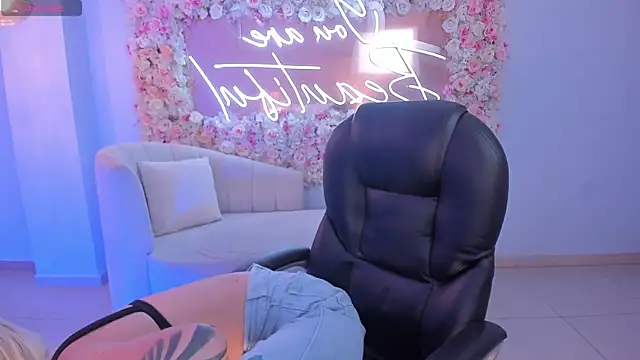 Snapshot of HannaConnor_ chatting on January 2025 05:23:02 PM HannaConnor online show from January 2025 05:23:02 PM