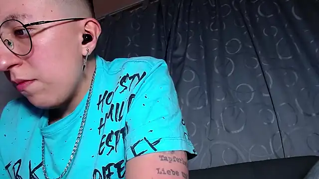 Snapshot of Sexyboy_666 chatting on November 2025 12:44:02 AM Sexyboy 666 online show from November 2025 12:44:02 AM