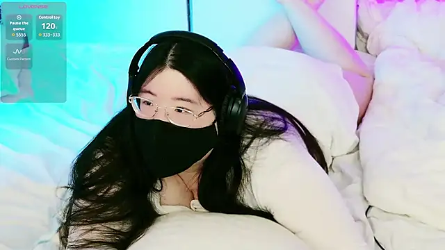 Snapshot of Kara-Nuna chatting on August 2026 04:44:02 AM Kara-Nuna online show from August 2026 04:44:02 AM