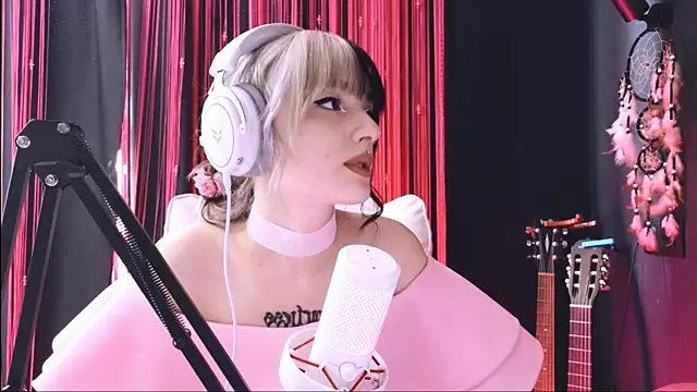 Snapshot of Avi_Nile chatting on November 2025 04:56:01 AM Avi Nile online show from November 2025 04:56:01 AM