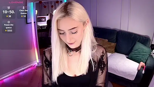 LoryWood online show from December 2024 02:49:02 PM