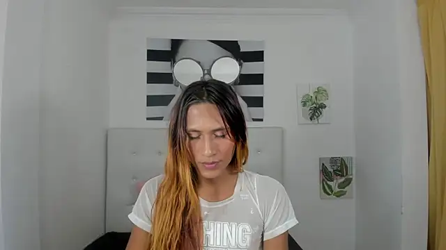 Brisahott online show from December 2025 07:54:02 PM