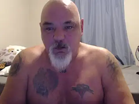 Newfiesausage1972 online show from January 2025 12:27:02 PM