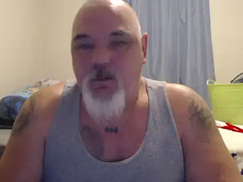 Newfiesausage1972 online show from January 2025 01:11:02 PM