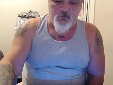 Newfiesausage1972 online show from January 2025 05:46:01 PM