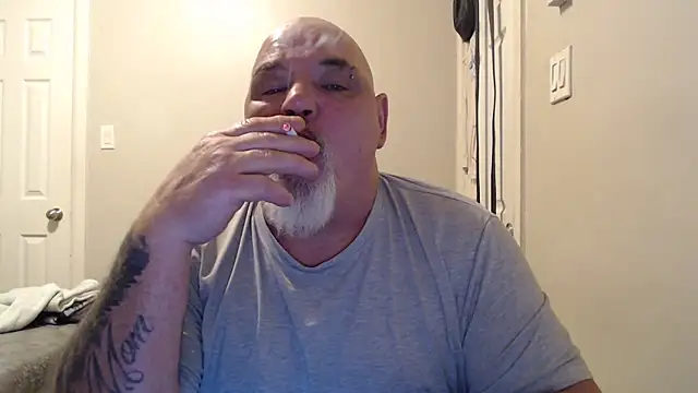 Newfiesausage1972 online show from February 2025 02:26:01 PM