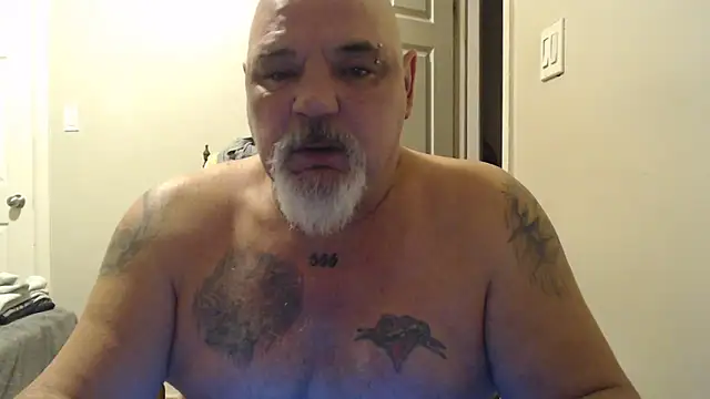 Newfiesausage1972 online show from February 2025 11:01:02 AM