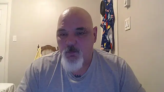 Newfiesausage1972 online show from February 2025 02:18:01 PM