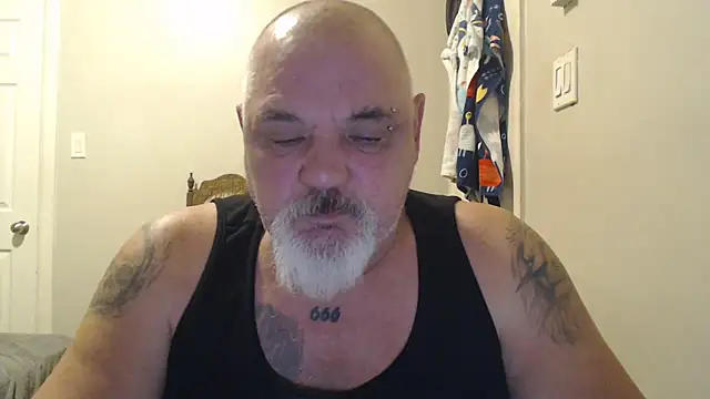 Newfiesausage1972 online show from February 2025 10:43:01 PM