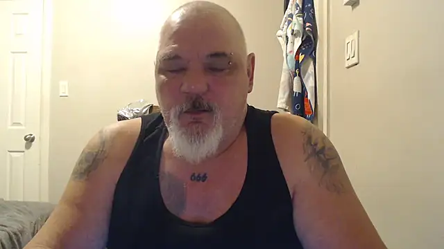 Newfiesausage1972 online show from February 2025 09:54:02 AM