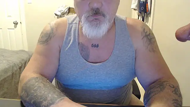 Newfiesausage1972 online show from February 2025 04:22:01 PM