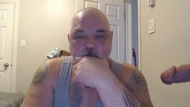 Newfiesausage1972 online show from February 2025 02:13:02 PM