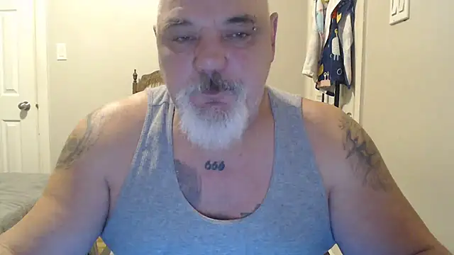 Newfiesausage1972 online show from March 2025 01:28:02 PM