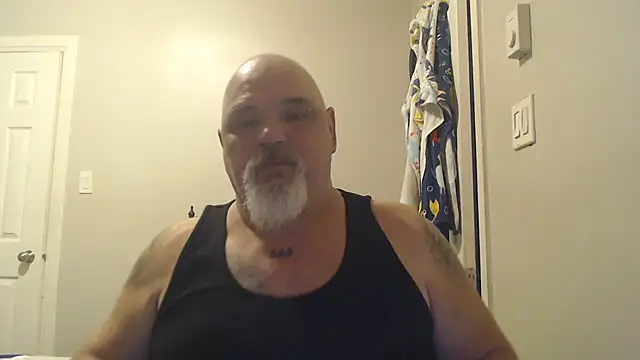 Newfiesausage1972 online show from March 2025 01:22:01 AM