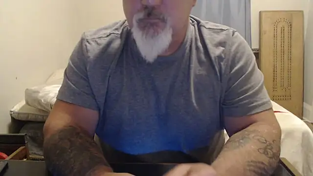 Newfiesausage1972 online show from September 2025 02:49:01 PM