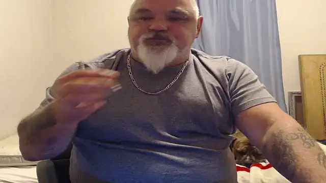 Newfiesausage1972 online show from September 2025 05:12:01 AM