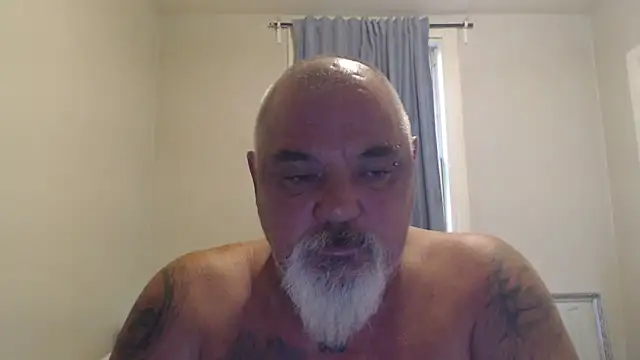 Newfiesausage1972 online show from October 2025 08:07:01 PM