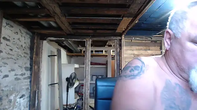 Newfiesausage1972 online show from November 2025 01:43:03 PM