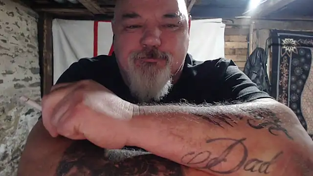 Newfiesausage1972 online show from December 2025 09:07:01 AM