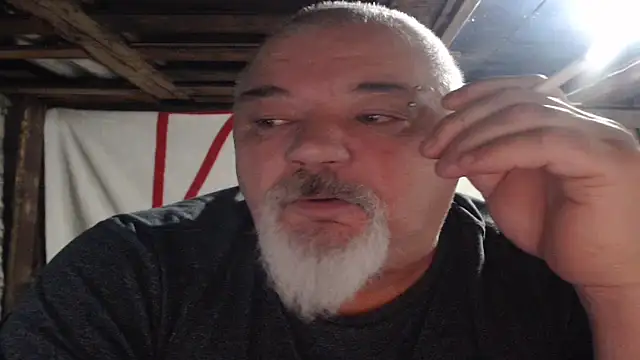 Newfiesausage1972 online show from December 2025 08:52:01 AM