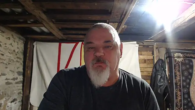 Newfiesausage1972 online show from December 2025 09:37:01 AM