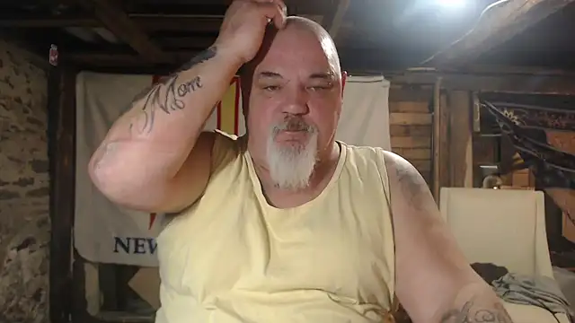 Newfiesausage1972 online show from March 2026 10:44:01 AM