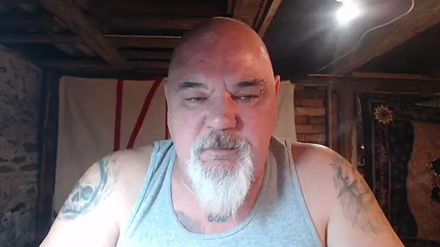 Newfiesausage1972 online show from April 2026 08:26:02 AM