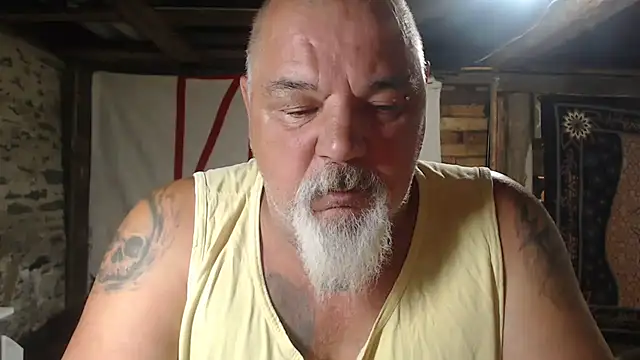 Newfiesausage1972 online show from June 2026 08:46:02 AM