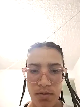 Snapshot of Yaumiko chatting on April 2026 11:32:01 AM Yaumiko online show from April 2026 11:32:01 AM