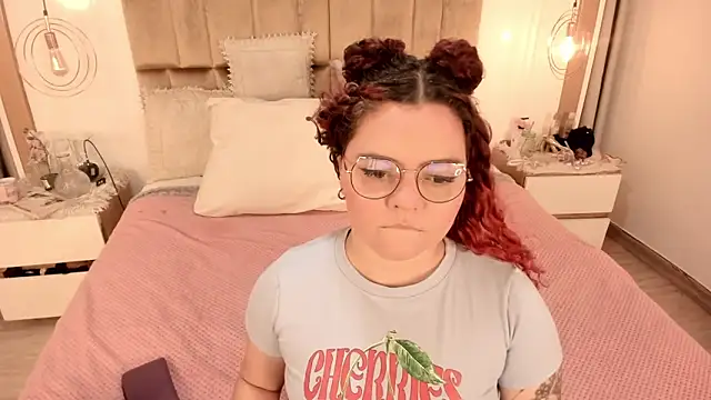 Twwiiggy online show from February 2025 08:03:01 PM