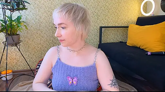 Snapshot of EmmyAmbros chatting on March 2025 08:29:01 AM EmmyAmbros online show from March 2025 08:29:01 AM