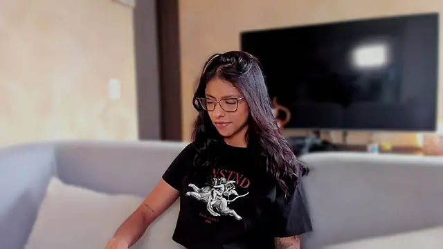 Snapshot of mariana_lopez1 chatting on September 2025 08:33:02 PM mariana lopez1 online show from September 2025 08:33:02 PM