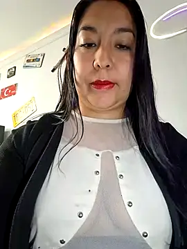 Snapshot of Bella_keny chatting on February 2025 03:49:01 PM Bella keny online show from February 2025 03:49:01 PM