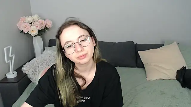 Snapshot of Mini_Diva chatting on September 2025 08:06:01 AM Mini Diva online show from September 2025 08:06:01 AM