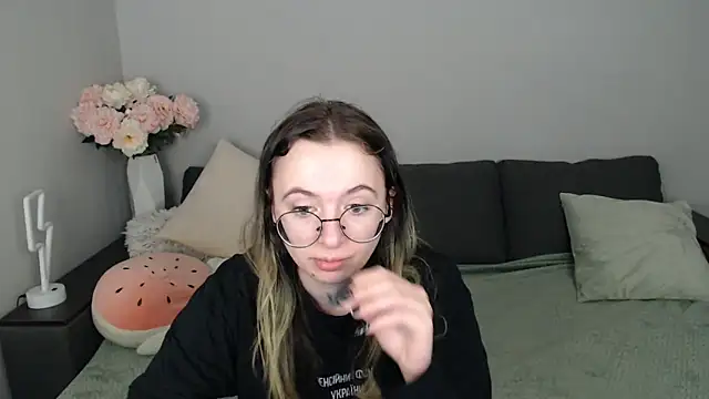 Snapshot of Mini_Diva chatting on October 2025 08:06:01 AM Mini Diva online show from October 2025 08:06:01 AM